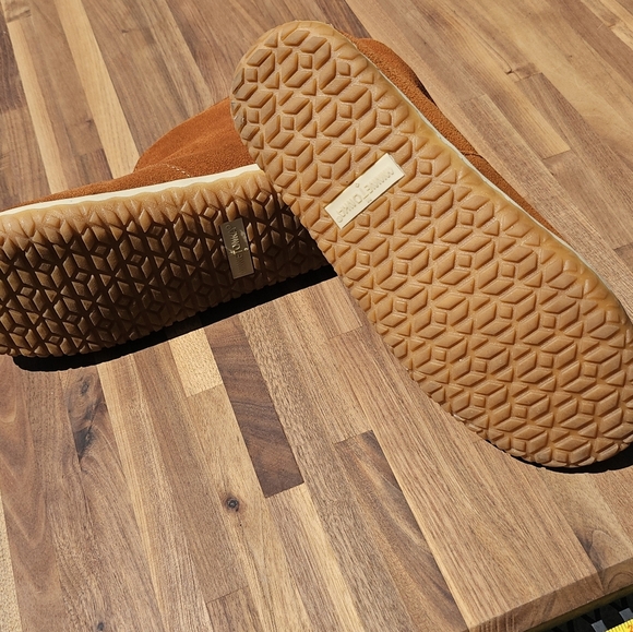 Minnetonka Brown Suede Ankle Slippers with faux fur lining. - Picture 5 of 8